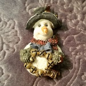 ☃️ Snowman Vintage jingle bells paw print wreath pin brooch